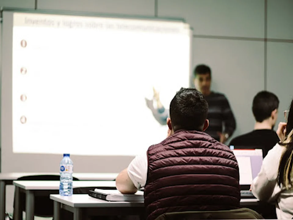 ACADEMIA AVANZA MIRALBUENO