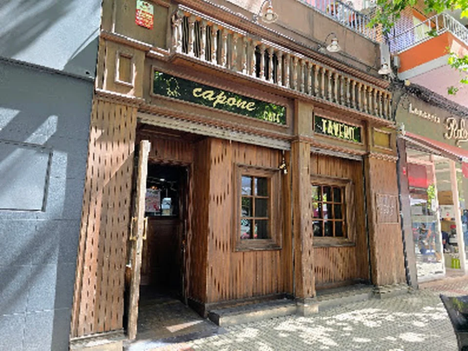 Capone Café
