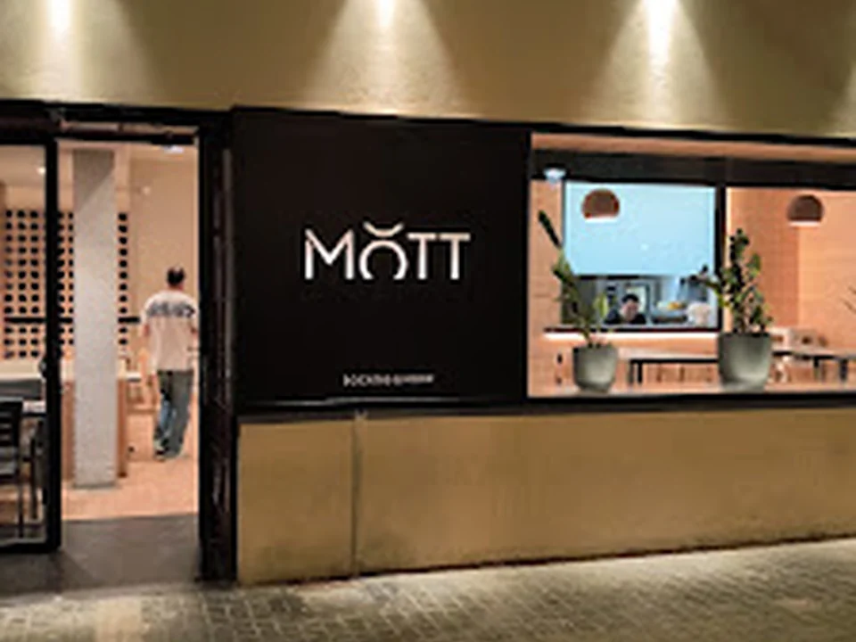Mott