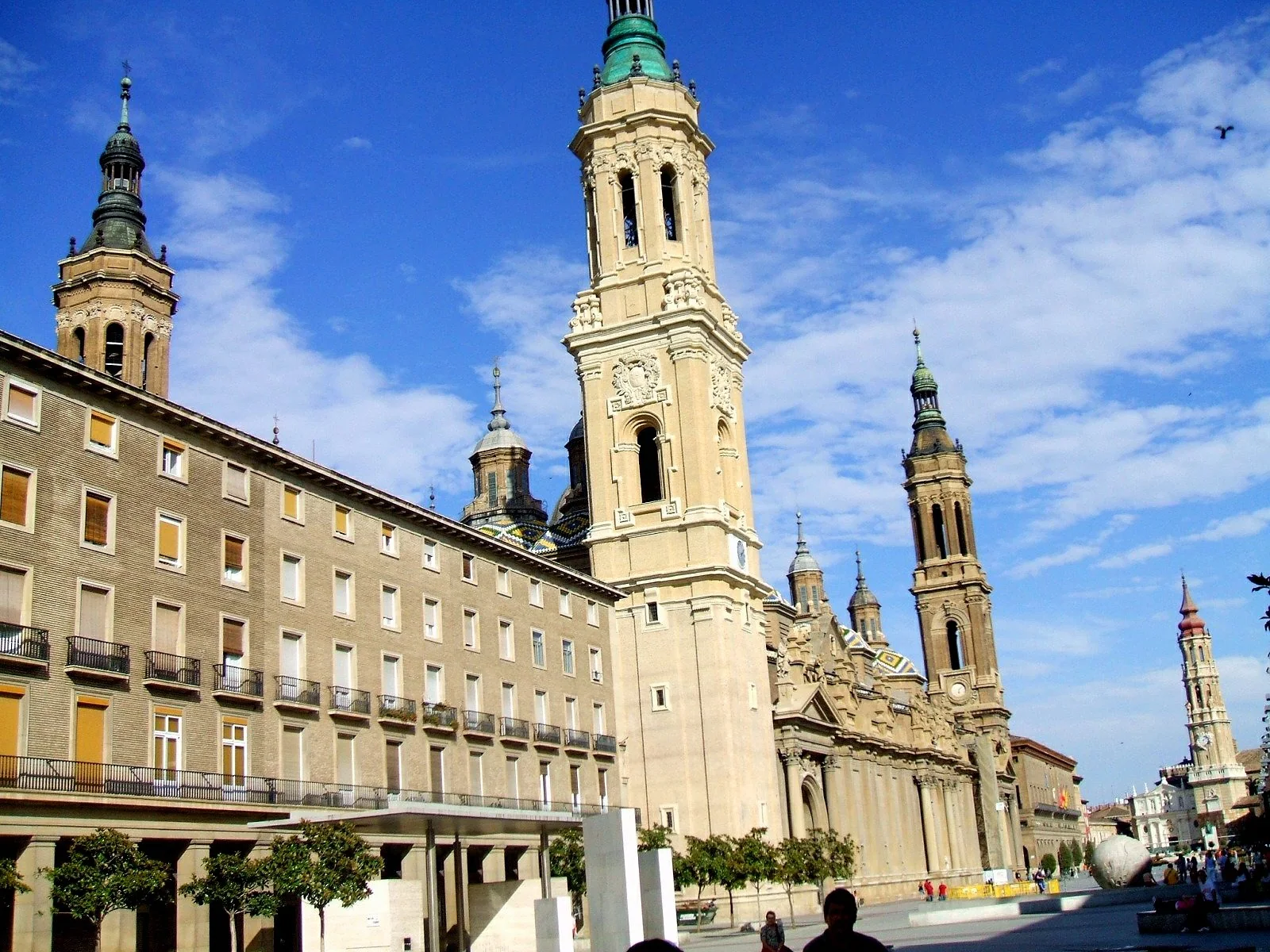 Basílica del Pilar y plaza del Pilar en Zaragoza